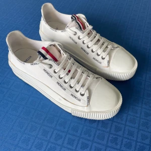 Moncler skor  - Moncler skor säljes. Nypris ligger på 5500 kr och de är sparsamt använda. Finns fåtal defekter, skriv vid intresse.  Storlek 43 och pris kan diskuteras !  Box mm tillkommer 