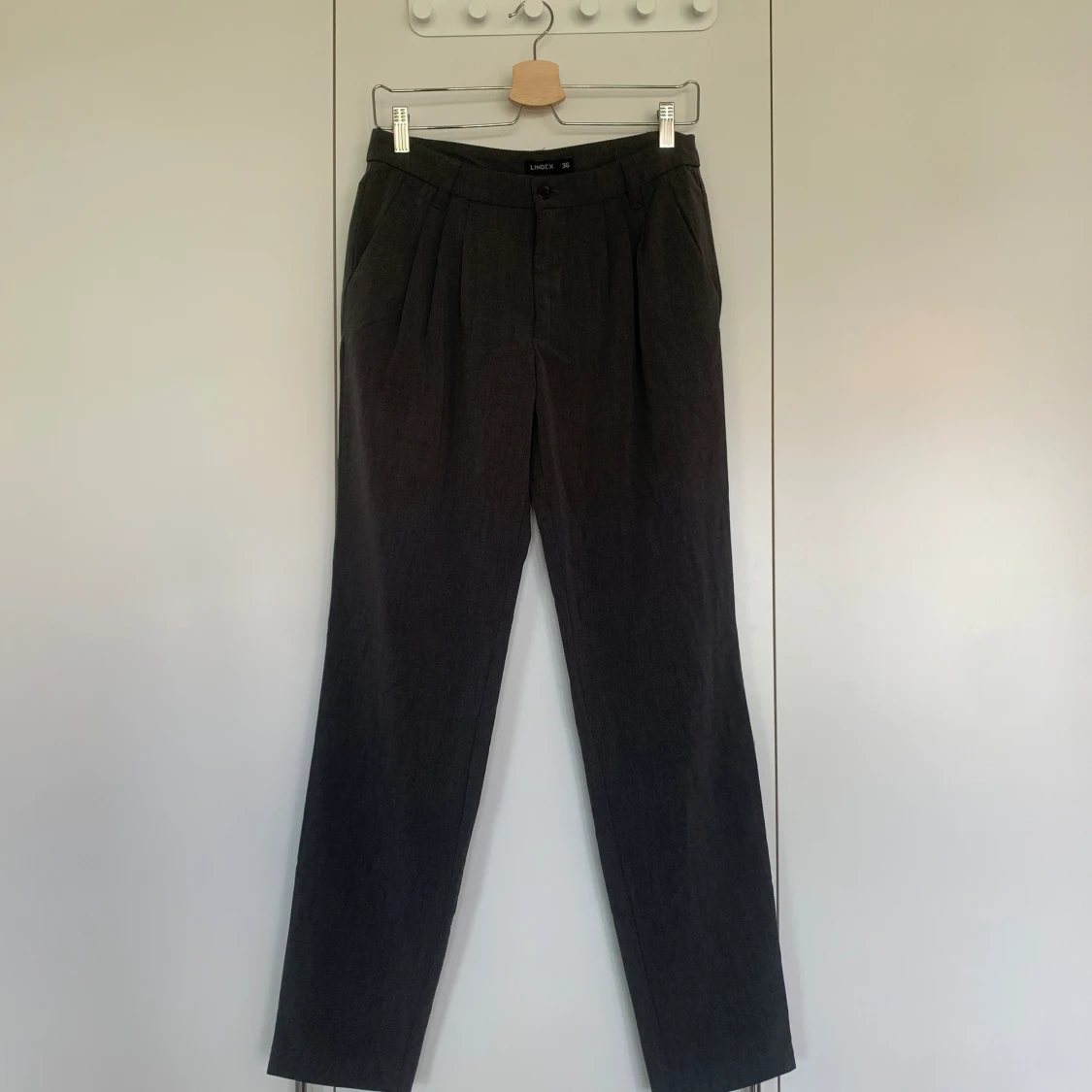 Grå kostymbyxa  - 90