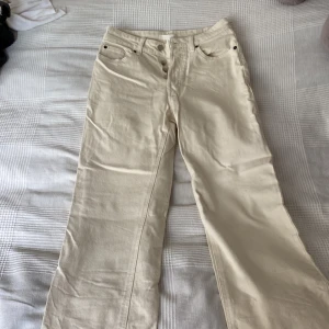 Vita jeans - Vita jeans från H&M. Mycket gott skick. Inga fläckar eller förslitningar. Tyvärr för små för mig. 
