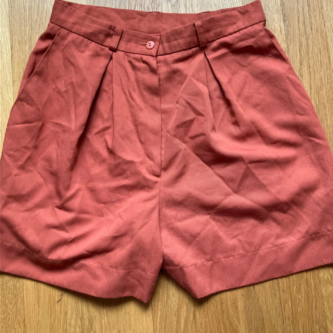 Röda shorts 
