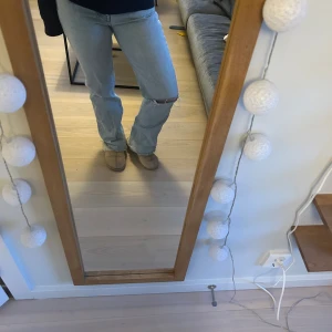 Jeans zara - Raka jeans från zara med hål och bortklippt ficka. Jättecoola och i mycket bra skick⭐️⭐️