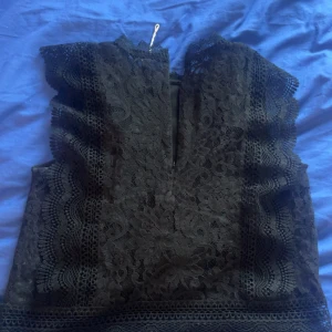 Svart spets topp  - Säljer då den är förliten är stl m men sitter som s