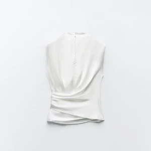 Blus Zara - Säljer denna populära blus från Zara då den tyvärr inte passar mig. Den har en liten defekt vid dragkedjan men går lätt att fixa! Köptes för 349 men säljer billigt nu! Tryck gärna på köp nu 💓