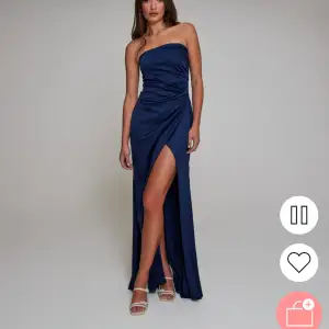 säljer min fina balklänning. använd en kväll. det är den off-shoulder klänningen som är blå. storlek 42 men är mindre i storleken. hör av dig vid frågor🥰