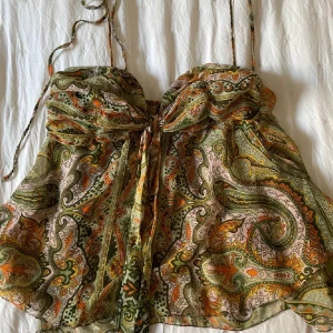 Mönstrad tröja - Lägger ut samma topp igen eftersom den förra köparen ångrade sig. Scrolla ner på min profil för att hitta original inlägget med fler bilder!💖