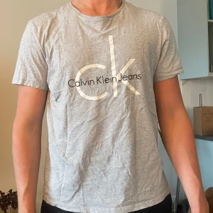 Calvin Klein tisha - Sambon vill bli av med för små grejer. Får jättegärna skicka lägre bud! 🥰