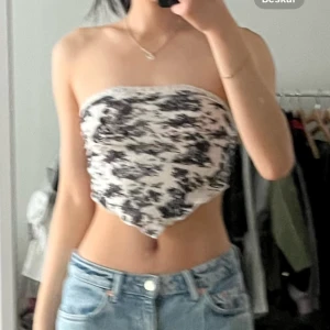 Tubetop (svart och blå) - Säljer denna tubetop i både svart och blå :) Den är i nyskick, kom priv vid frågor ❤️