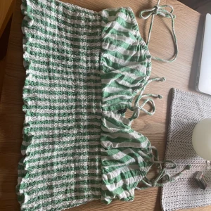 Topp grön vit - En jätte fin grön vit topp säljer den då den har aldrig kommit till användning. Köpte den för 350 kr men jag säljer den 250 kr. Skriv privat för mer bilder eller frågor 😊