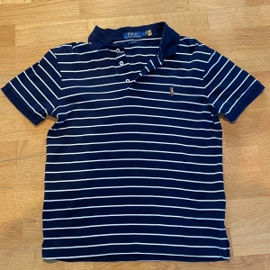 Ralph Lauren Piké  - Pikétröja från Ralph Lauren. Storlek medium men sitter som en small. Riktigt najs mjukt tyg. Jätteskön till sommaren.