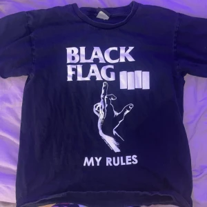Svart band Tshirt - Svart vintage band tröja i bra skick, pris kan diskuteras 