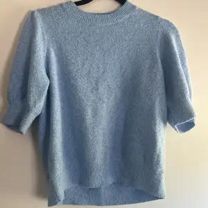 Ljusblå / ljus turkos stickad tröja med puff ärm från vero Moda 💕 använd Max 3 gånger och nypris är 229kr men säljs för 150kr. Pris kan diskuteras vid snabb affär🎀