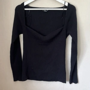 Svart tröja som är urringad  - Tröja ifrån bikbok, nyskick aldrig använd, storlek M, fler bilder kan skickas vid önskemål 