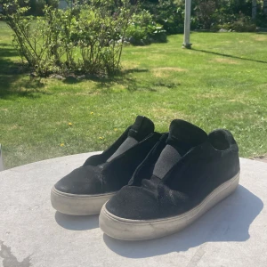 Axel Arigato  - Tja säljer mina Axel Arigato Laceless skor då jag vill ha något nytt till sommarn. Skorna är i bra skick förutom att dom är nötta en del vid hälen. Skriv om ni har några frågor 👍