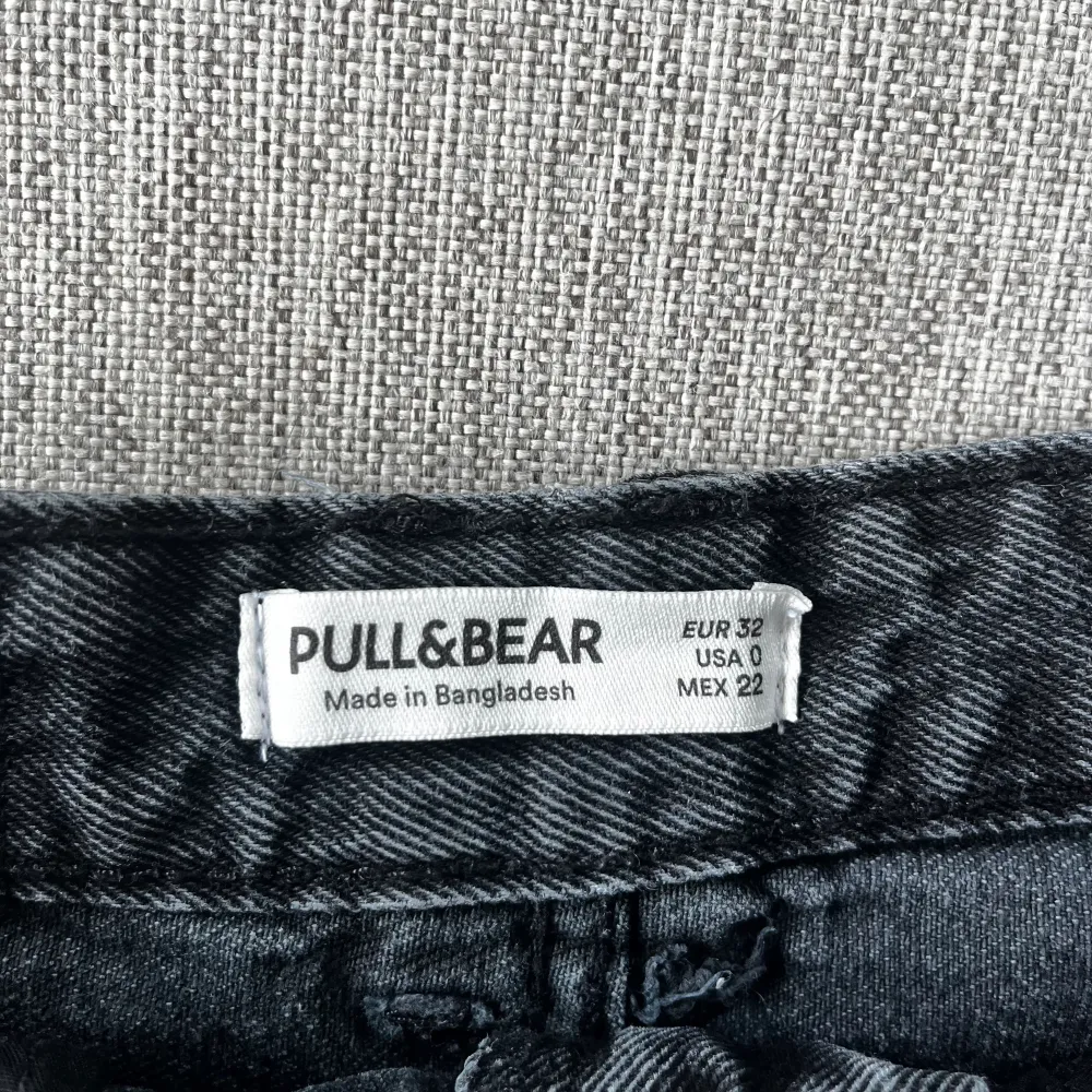 Säljer denna jättefina svarta jeanskjolen från Pull & Bear då den är för liten, den är i storlek 32 och i bra skick 💘. Kjolar.