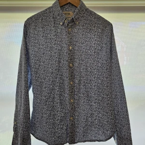 Skjorta East West - Skjorta från East West Storlek: M Modell: Slim fit  Material: 100% Bomull