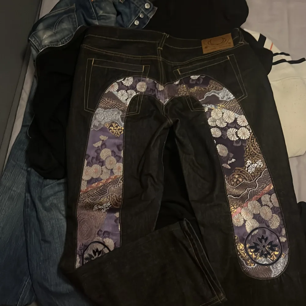 Extremt snygga evisu jeans, oklart ifall man kan köpa just dessa på affär längre. Dessa är riktigt sköna och snygga. Inga defekter! Köp!. Farkut & Housut.
