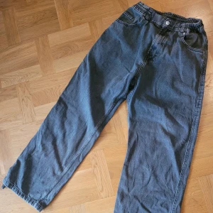 Baggy jeans, District 46 - District 46 skate jeans baggy,  fint skick, storlek small. Stretch i midjan och drawstrings vid fötterna. 