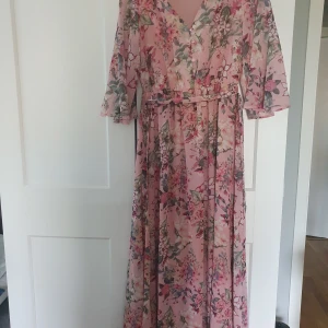 Ljuvlig sommarklänning - Helt oanvänd midsommar-dröm!