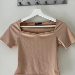 T-shirt med urringning  - Storlek: S Urringad med form Beige 