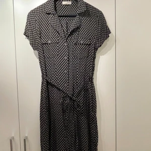 Städrocksklänning  - Småmönstrad klänning i lätt svalt material. Inköpt i New York Brooklyn. 