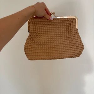 Kuvertväska  - Så fin kuvertväska, aldrig använd 