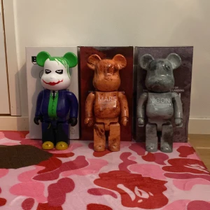 3 st bearbricks  - Säljer 3 bearbricks till ett billigt pris. Jag säljer alla tre för 3000 eller en för 1500