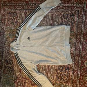 **Säljes: Adidas Hoodie i nyskick!**  Jag säljer min Adidas Hoodie eftersom jag har bytt stil. Den är knappt använd, endast 3-4 gånger, och i nyskick. Ursprungligen köpt för 800 kr, nu säljes för 399 kr.   Passa på att göra ett kap!  **Pris: 399 kr**