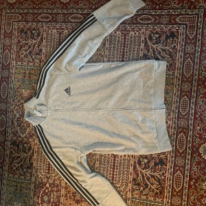 Adidas Hoodie  - **Säljes: Adidas Hoodie i nyskick!**  Jag säljer min Adidas Hoodie eftersom jag har bytt stil. Den är knappt använd, endast 3-4 gånger, och i nyskick. Ursprungligen köpt för 800 kr, nu säljes för 399 kr.   Passa på att göra ett kap!  **Pris: 399 kr**
