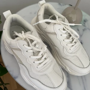 Vita chunky sneakers med beiga detaljer  - Ett par vita chunky sneakers med beiga detaljer, från Nakd.  Endast använda 1 gång, så väldigt fint skick! 