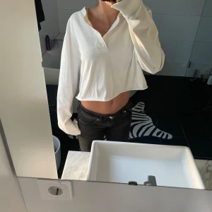 Vit hoodie - En cropped vit hoodie från brandy melville, lång i armarna☺️använd gärna köp nu