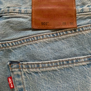 Levi's 501 28x32, Canyon Moon - Levi's 501 Original jeans i nyskick. Storlek 28x32 i färg Canyon Moon (färg på första bilden motsvarar verkligheten bäst). 