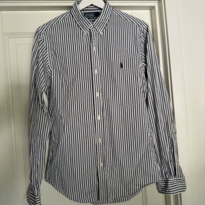 Ralph Lauren skjorta - Randig, mörkblå & vit Ralph Lauren skjorta. Passar dig som är 165-175 cm. 