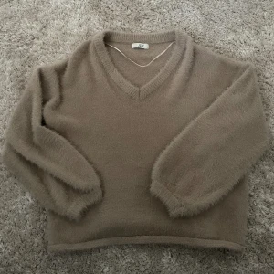 Fluffig tröja - Säljer denna mjuka tröja från JDY, köpt från Zalando, som bara används få gånger och är därför i väldigt bra skick💕