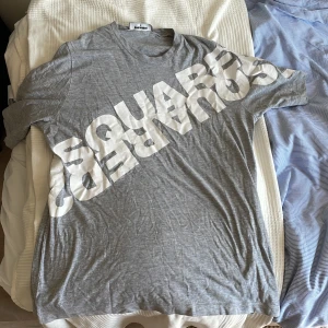 Dsquared2 t shitt - Säljer denna Dsq2 t-shirten i storlek S men den passar mer som en M/L. Skick 10/10 aldrig använd då den är lite för stor. Äkta såklart. 
