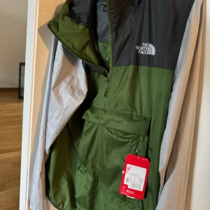The North Face - Helt ny The North Face med prislapp på. Den har ficka på framsidan med 2 små fickor inbyggda  