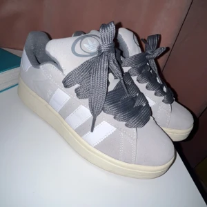 Campus 00 - Skit snygga adidas campus 00 i grå och i super bra skick. Priset kan diskuteras och vill du ha fler bilder skriv privat. De kommer även med vitt och grått sko snöre 