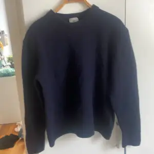 Säljer denna mörkblåa stickade tröja från hm. Strl l men skulle säga att den passar m/s också. Säljer pga att jag inte får någon användning av den💕 pris kan diskuteras!!