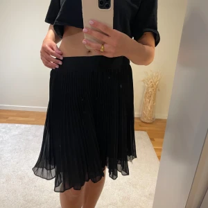Kjol - Sjukt snygg svart kjol. Köpt utomlands i liten butik så vet ej märke. Jättefint skick, storlek S/M 🩷