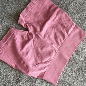Träningsshorts  - Rosa träningsshorts med scrunch i rumpan från shein. Storlek M, aldrig använda endast testade 