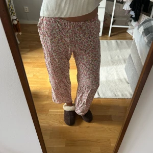 Pyjamasbyxor  - Säljer dessa söta pyjamsbyxor då dom krympte i tvätten och nu är för korta för mig🥲