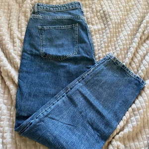 Mom jeans  - Mom jeans från Gina! Lite för stora för mig :( använt fåtal gånger. Väldigt bra skick :)