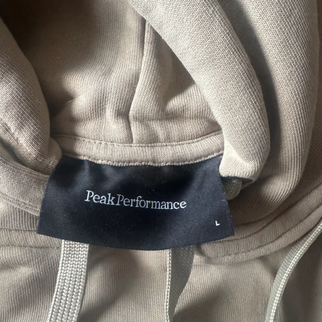 Säljer hoodie från peakperformance  - 90