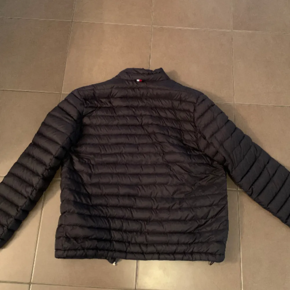 En tommy hilfiger jacka i storlek L men sitter som en M. Den är i bra skick! Skriv för mer bilder!. Takit.