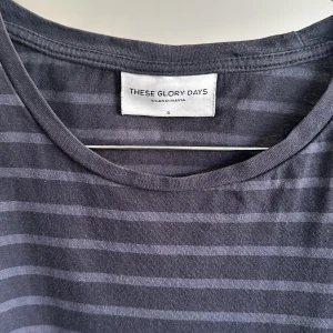 T-shirt These Glory Days str S - Randig T-shirt från These Glory Days 100% bomull Felfritt skick  Något stor i storleken, passar även till M