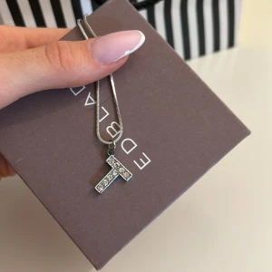 Halsband  - Jättefint halsband med bokstaven T. Knappt använt⭐️