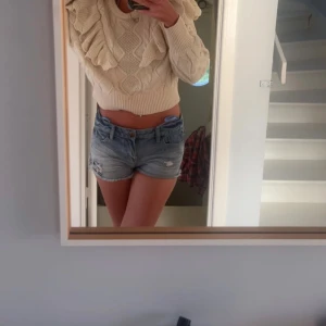 Jeansshorts - Säljer ett par jeansshorts från secondhand passar storlek 34/36!