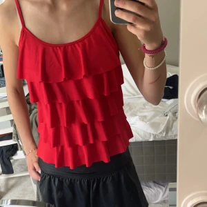 Röd volang topp - Röd volangtopp, nästan aldrig använd, skriv privat för frågor, pris kan diskuteras!