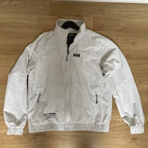 Helly Hansen Windbreaker - Säljer min windbreaker från Helly Hansen, passar perfekt till en lite svalare sommarkväll eller liknade! 