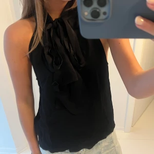 Topp med knytning  - Super snygg svart topp med knytning framtill! Säljer då den tyvärr inte riktigt passar mig. De är en 38 men skulle säga att den är rätt liten i storleken! Prislappen är kvar och den är helt oanvänd 💞💞
