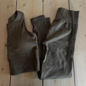 Träningsset - Seamless träningsset från H&M, endast använda en gång, byxorna är i storlek m och toppen (som också har inbyggd sport-bh) är storlek xl men mycket liten i storleken. Jag är vanligtvis en M i toppar och den sitter bra!